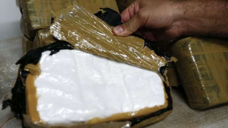 A droga foi passada para um bote e deste para a embarcação de um dos arguidos