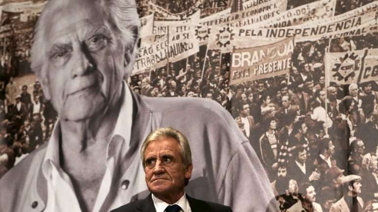 “O governo grego não foi derrotado porque quis sair do euro, foi derrotado porque quis ficar no euro“