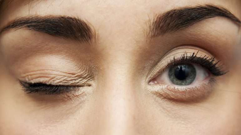 Pisque os olhos enquanto executa um movimento circular com o pescoço para tonificar a sua capacidade de pestanejar.