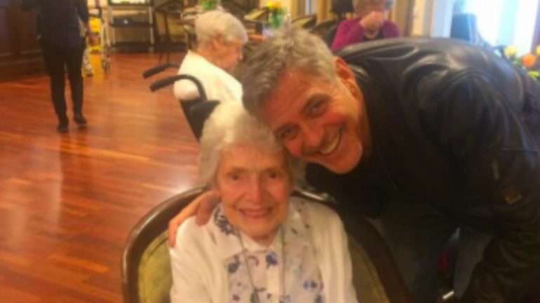 O sorriso de Pat, aquando da fotografia, ainda dura, dizem os funcionários da casa de repouso