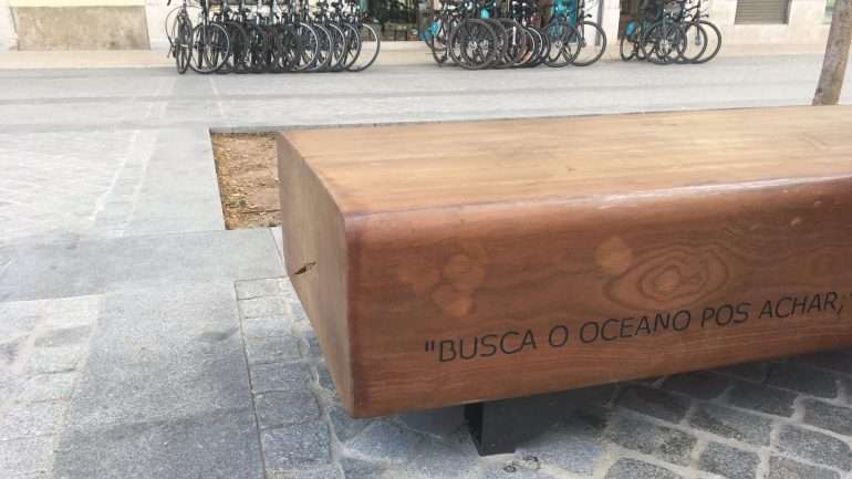 Num dos novos bancos do Largo do Corpo Santo há um erro na transcrição de um verso de Fernando Pessoa