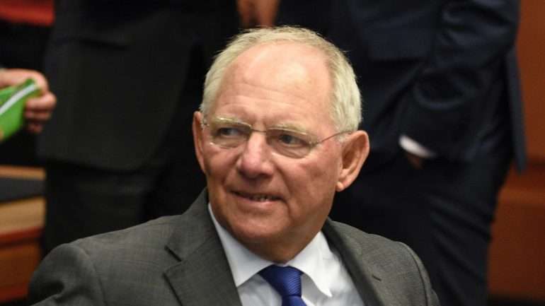 O ministro das Finanças de Angela Merkel espera que Dijsselbloem se mantenha na liderança do Eurogrupo.