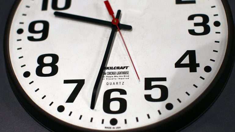 No próximo domingo a hora vai mudar. Não se esqueça de adiantar mais uma hora os ponteiros do relógio