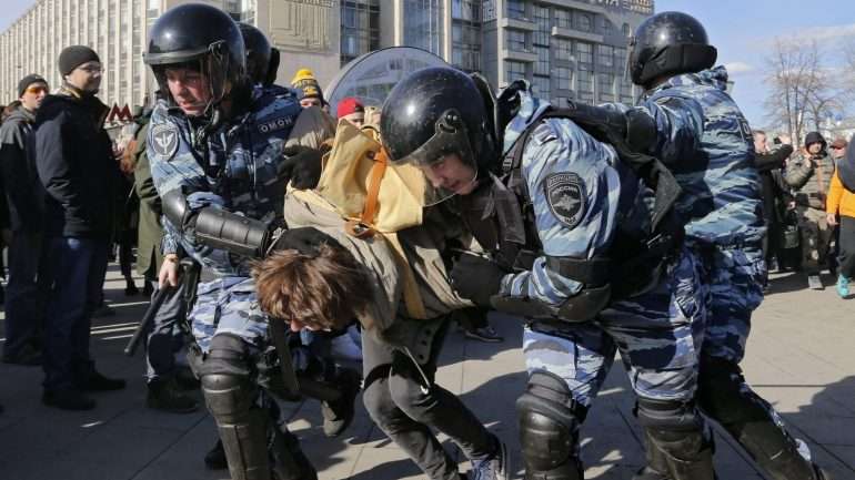 Dezenas de milhares de russos participaram no domingo no dia nacional de protesto contra a corrupção convocada por Navalny, candidato à presidência da Rússia