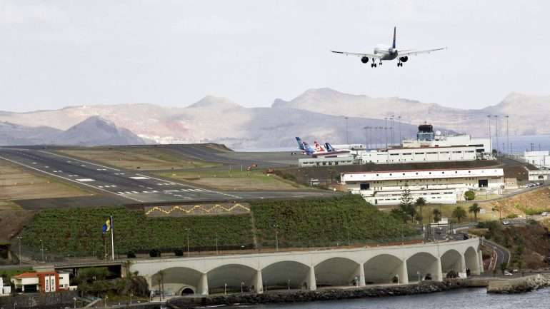 No aeroporto vão passar a estar um busto e duas figuras luminosas com a face e o nome do futebolista