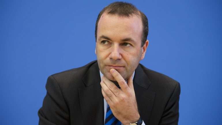 Manfred Weber, que é próximo de Angela Merkel, lidera a bancada do PPE no Parlamento Europeu.