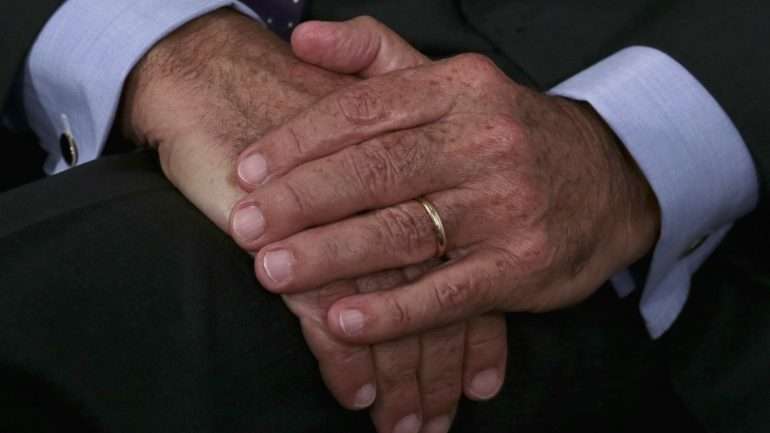 Segundo a lei atualmente em vigor, após um divórcio não pode haver imediatamente a seguir um novo casamento, devendo os homens aguardar um período de 180 dias e as mulheres 300 dias para casar novamente