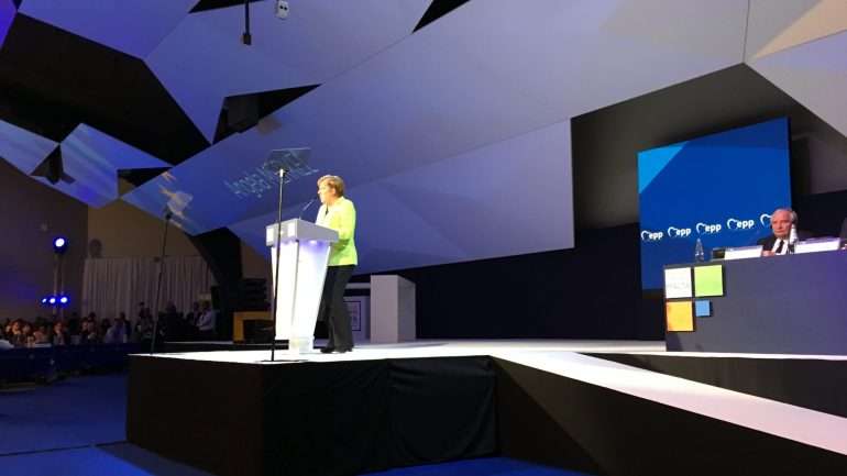 Merkel abre a porta a novos alargamentos na UE, a países dos Balcãs