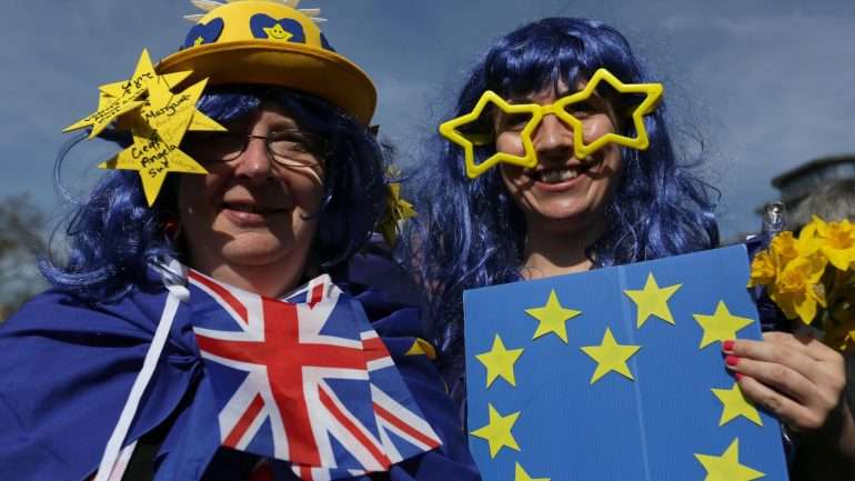 UK assegura manutenção de leis europeias até 2019 – Observador