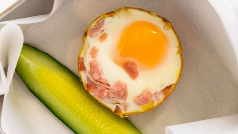 Pode facilmente adaptar esta receita de acordo com o seu gosto: substitua o presunto por salmão defumado ou transforme-a numa opção vegetariana substituindo o presunto por espinafre e queijo de cabra