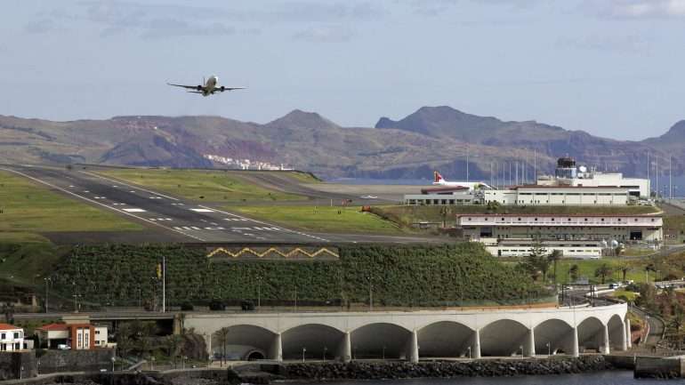 A situação afeta também as partidas da ilha da Madeira e muitas centenas de passageiros, embora alguns voos consigam aproveitar "abertas" e melhorias na velocidade do vento para aterrar