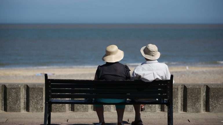 As temperaturas máximas vão rondar entre os 20 e os 27 graus Celsius, com céu limpo a pouco nublado