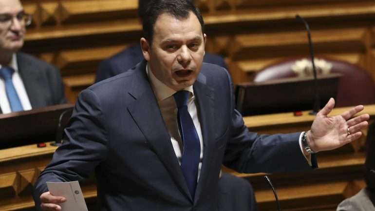Luís Montenegro é um dos sete deputados em situação de eventual incompatibilidade