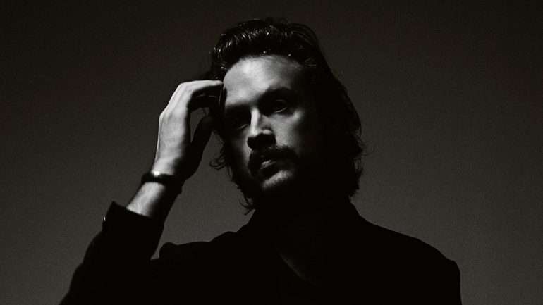 A ver quantos se safam como Josh Tillman: a fazer discos e com um bigode destes