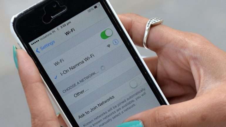 Mantenha o sistema operativo do smartphone sempre atualizado e evite ligar-se a redes Wi-Fi públicas