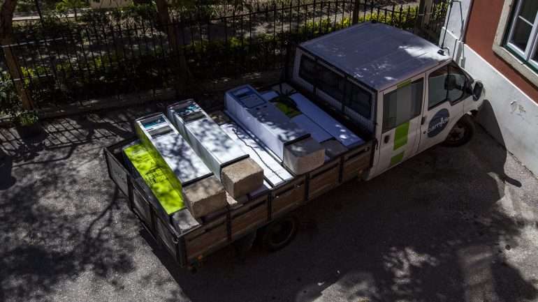 Ao final da manhã desta quinta-feira uma &quot;pick-up&quot; da Junta de Freguesia de Carnide guardava ainda os parquímetros retirados na noite anterior