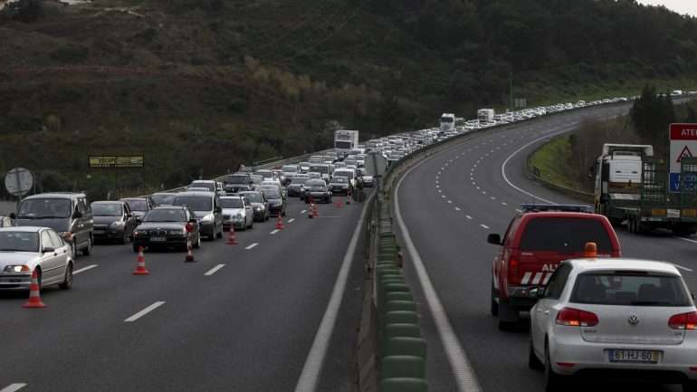 "O veículo pesado tombou na via ao quilómetro 1,5 antes da saída para Oliveira de Azeméis, no sentido Norte-Sul"