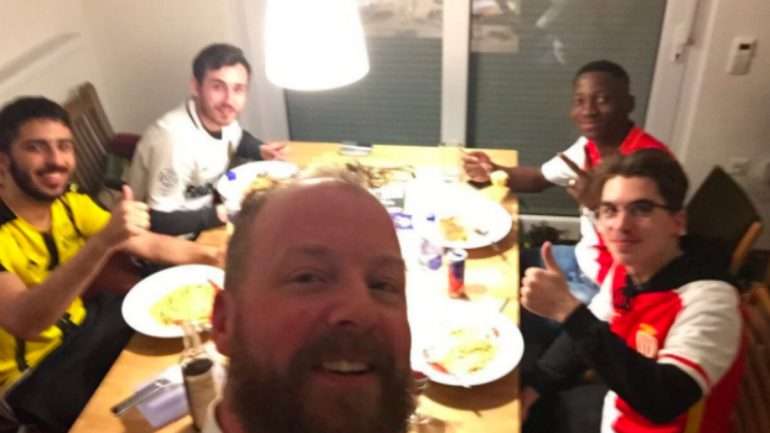 Os adeptos do Dortmund abriam as portas das suas casas e receberam os adeptos do Mónaco