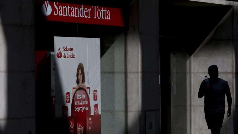 "Fica resolvida mais uma situação herdada pelo XXI Governo", escreve o Ministério das Finanças em comunicado