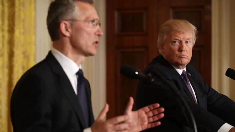 Jens Stoltenberg, secretário-geral da NATO, ao lado de Donald Trump
