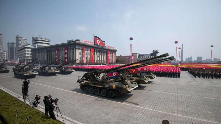 Kim Jong-il presidiu ao desfile organizado para celebrar o aniversário de Kim Il-sung, avô do atual líder norte-coreano e considerado o fundador da Coreia do Norte