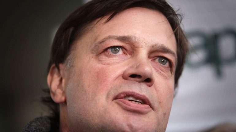 Andrew Wakefield assinou um artigo, em 1998, onde se associava a vacina contra o sarampo ao autismo