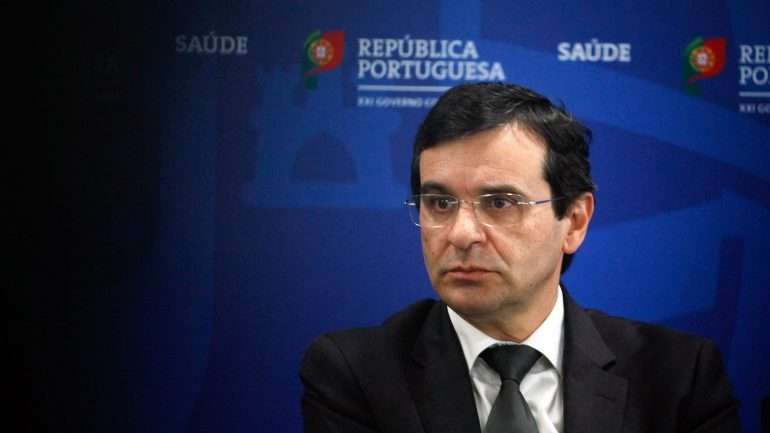 "[Não devemos] fazer o sacrifício em publico de ninguém”, defendeu Adalberto Campos Fernandes