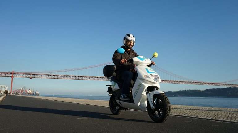 O aluguer das scooters elétricas está disponível entre as seis da manhã e a meia noite