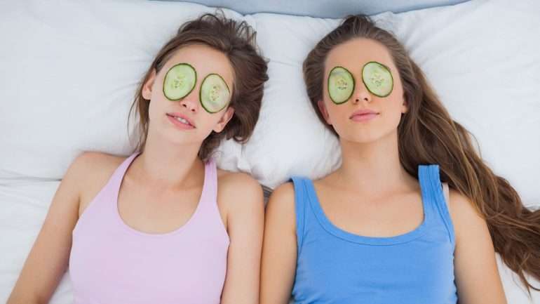 Se tem todo o tempo do mundo, até as máscaras são bem vindas. Pode usá-las enquanto vê uma série, a não ser que tapem os olhos.