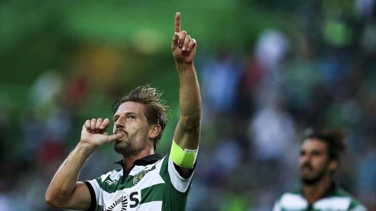 Houve um atraso na inscrição de Adrien Silva na federação inglesa de futebol. Português pode ficar sem jogar até janeiro