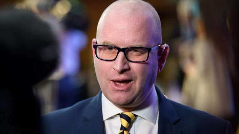 "Não posso entrar num banco com um passa-montanhas ou um capacete", argumenta Paul Nuttall