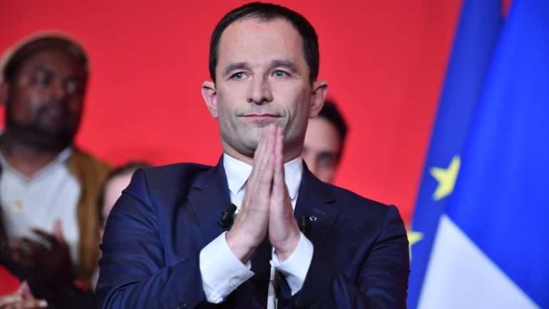 O candidato socialista, Benoît Hamon, pediu aos eleitores que votem em Emmanuel Macron na segunda volta