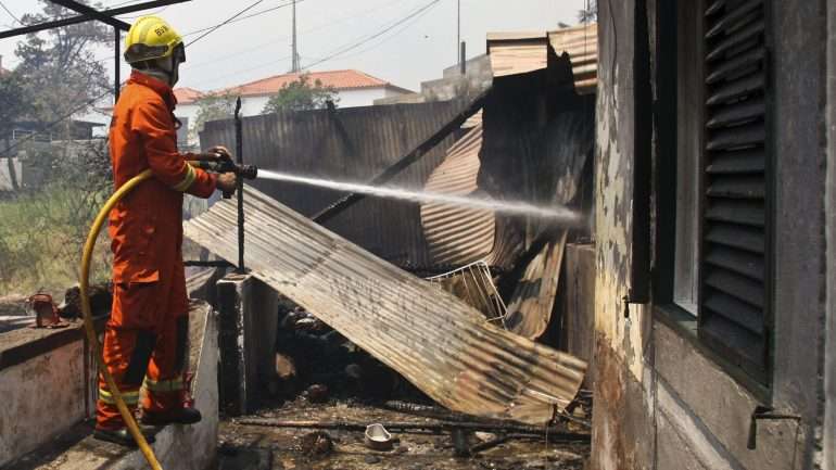 O trânsito está cortado naquela zona da cidade