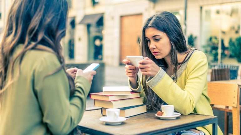 O jogo começa com uma troca de mensagens nas redes sociais Facebook e WhatsApp