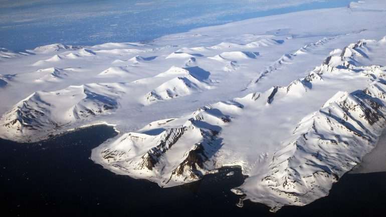 Um aumento de apenas 1,5 graus Celsius nas temperaturas médias da Terra possibilita o degelo destas camadas