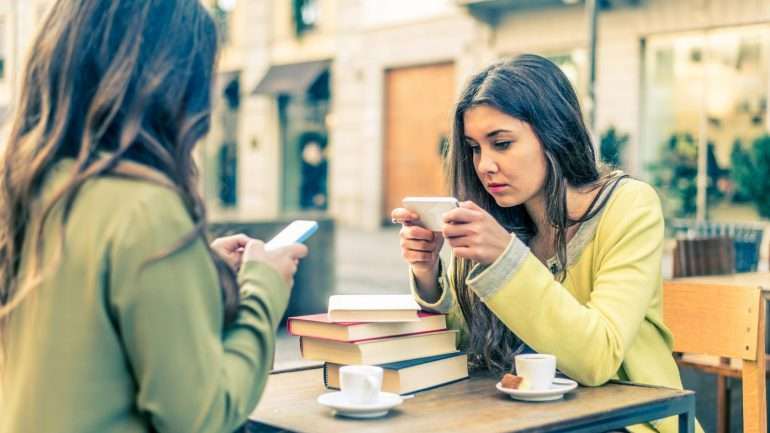 O dia "Girls in ICT" é celebrado todos os anos na quarta quinta-feira de abril para incentivar as jovens a considerar carreiras na área das Tecnologias de Informação