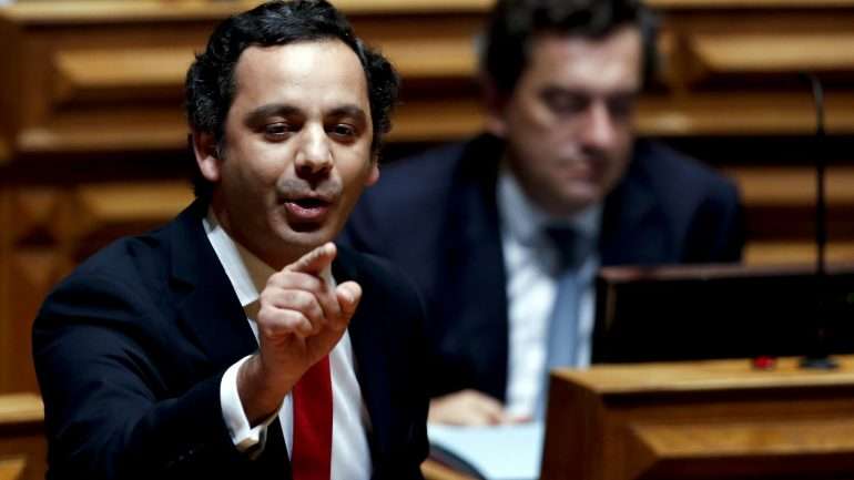 A discussão sobre a "gestão democrática das escolas" chegou aos partidos e tem recolhido apoios por parte do PCP e do BE