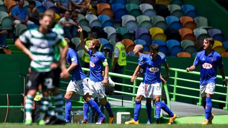 Gonçalo celebra o terceiro golo que sentenciou o resultado perante o desalento evidente de Adrien