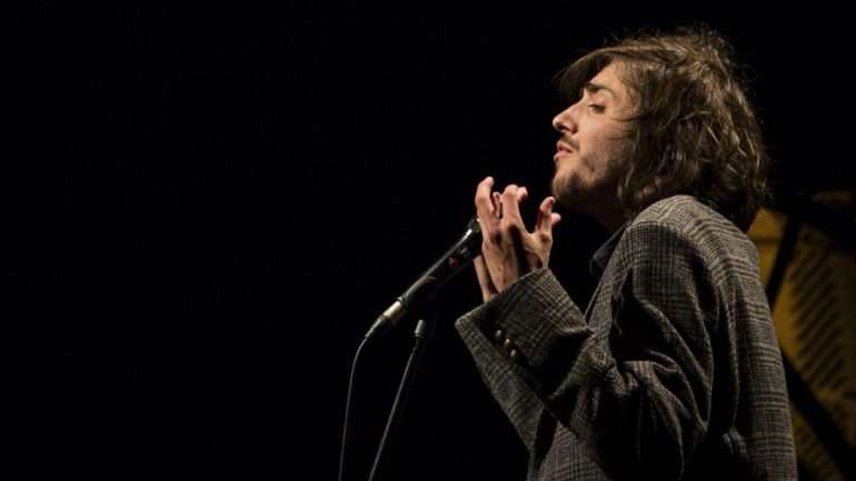 Salvador Sobral concorre com o tema "Amar Pelos Dois" e é dado como o segundo preferido à vitória numa sondagem oficial da Eurovisão.