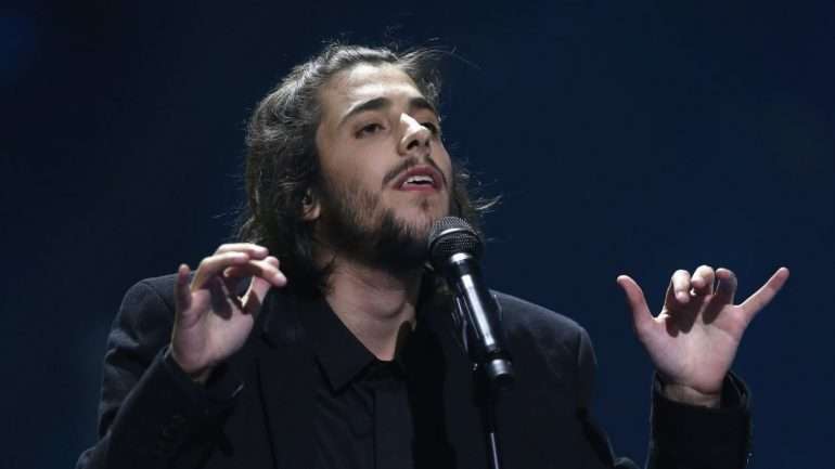 Salvador Sobral trouxe o jazz da sua formação para "Amar Pelos Dois", que canta sempre de forma diferente de cada vez. A ver vamos na final.
