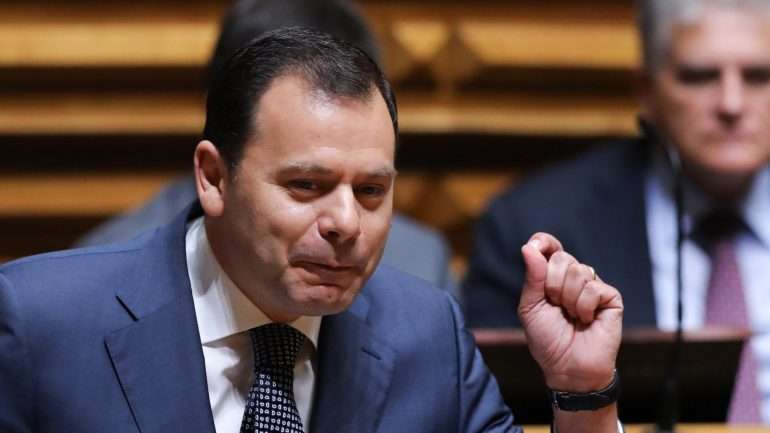 O líder parlamentar social-democrata reiterou que o PSD continua a considerar "muito perigoso" o caminho da reestruturação da dívida