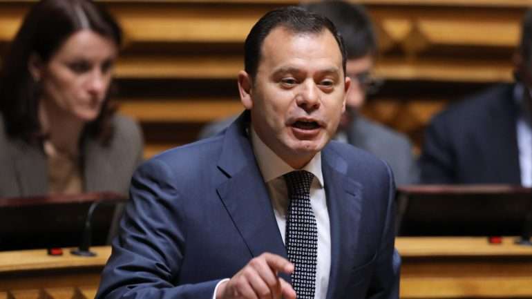 O líder parlamentar do PSD instou "de forma muito séria e solene o secretário-geral do PS e primeiro-ministro a ponderar bem a gravidade desta situação"
