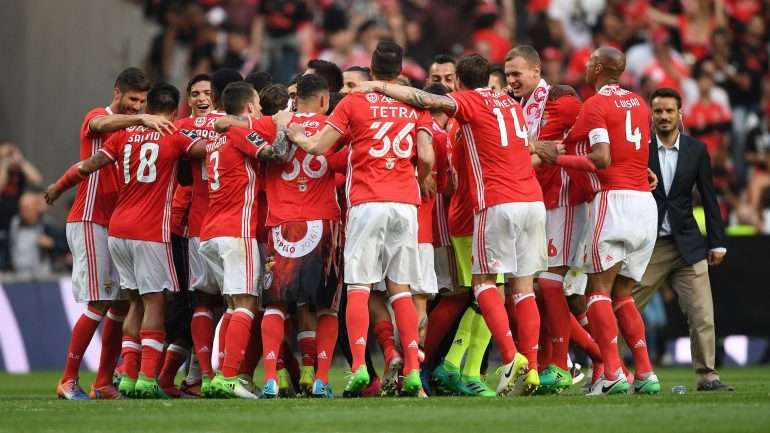 O tetra está conquistado, segue-se a final da Taça no dia 28. E, em caso de vitória, Luisão iguala Nené no número de títulos (19)
