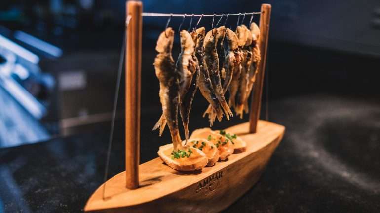 O prato do restaurante Ammar, mesmo junto à praia, em Leça da Palmeira. Junte-se um copo de vinho e temos a conta certa de 3€.
