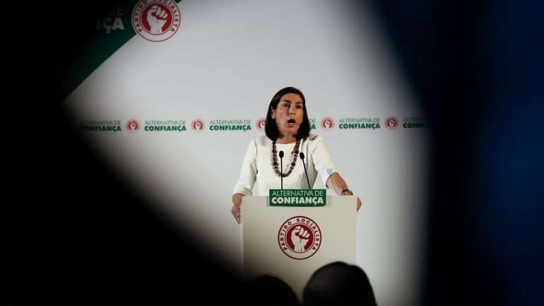 Secretária-geral-adjunta do PS criticou o facto de Passos Coelho ter "difundido um boato"