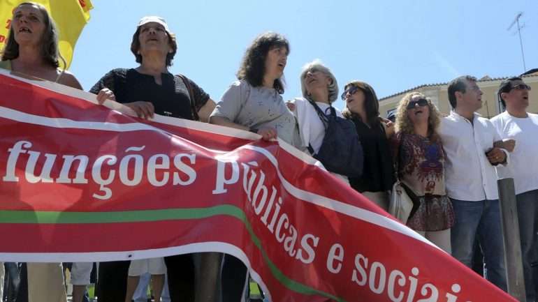 Governo nomeou Maria Júlia Ladeira para presidente da CReSAP, tendo também nomeado José Maria Pedro, Maria dos Anjos Duarte e Maria da Conceição Matos para os cargos de presidente e vogais permanentes da CReSAP, respetivamente