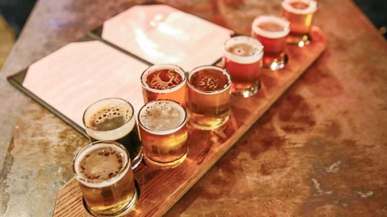 Amantes de cerveja artesanal, regozijai-vos. E rumai à LX Factory.