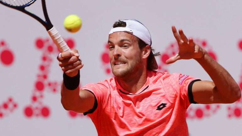 Desde 27 de abril de 2015 que João Sousa não estava no 57.º lugar, caindo seis lugares depois de ter sido afastado na primeira ronda do Masters 1000 de Roma