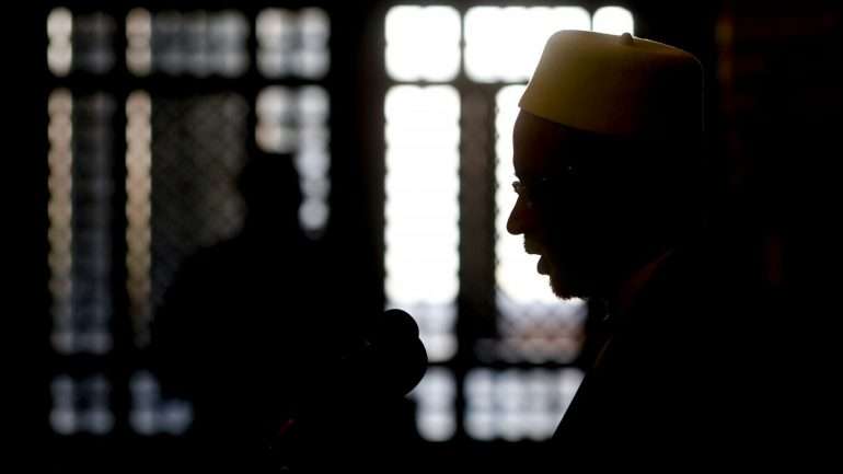 Segundo o imã da Mesquita de Lisboa, o Islão condena todos os atos de violência cometidos em nome da religião e os líderes religiosos têm de aumentar o tom na condenação a estes atos