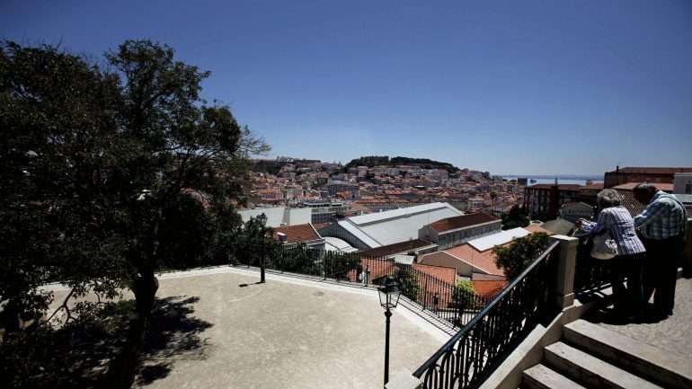 Na proposta, o autarca explica que o Miradouro de São Pedro de Alcântara, com mais de 250 anos de existência, é composto por três plataformas, cada uma suportada por um muro de alvenaria de pedra
